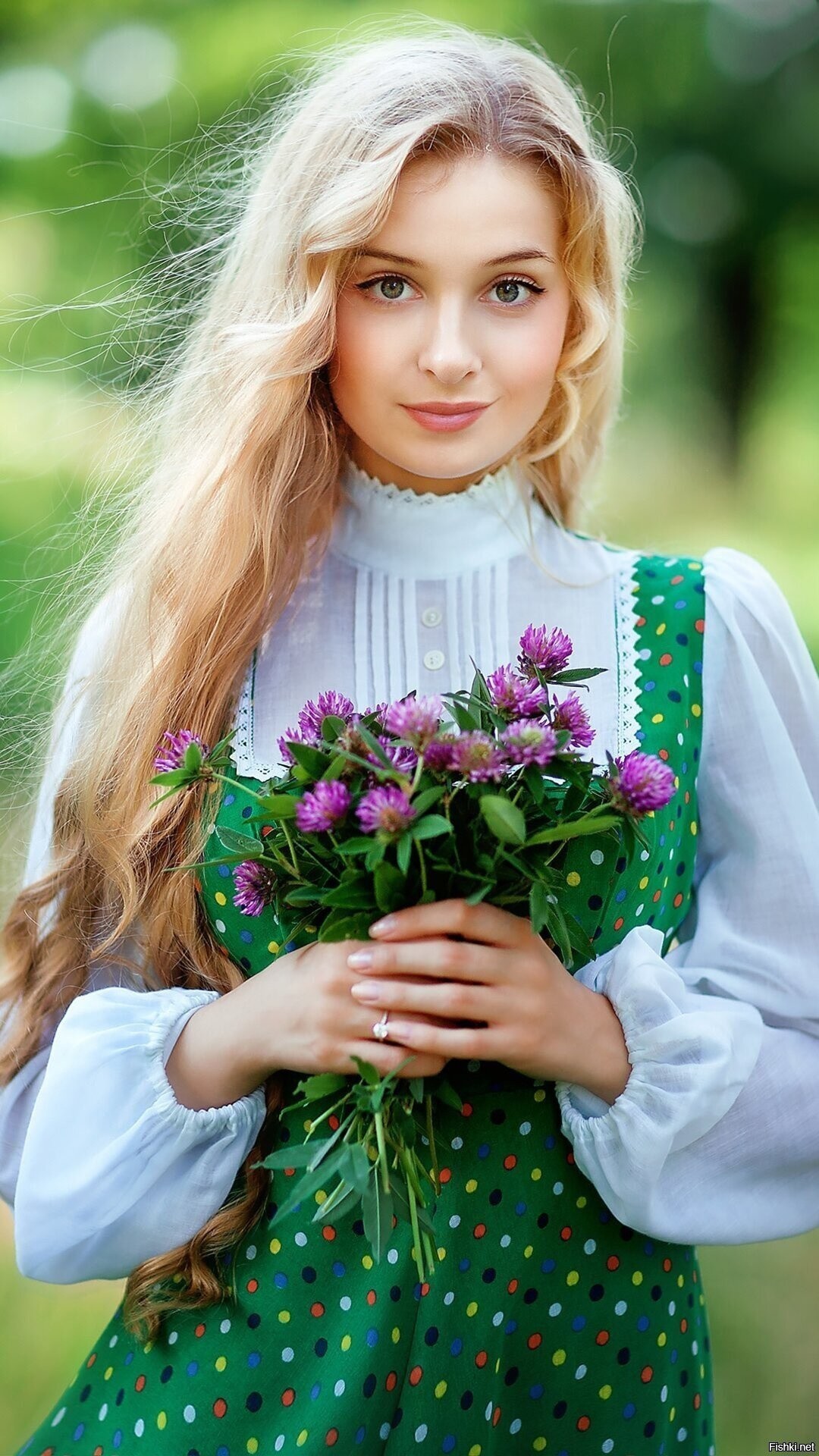 Girls in Slavic costumes in Wenzhou